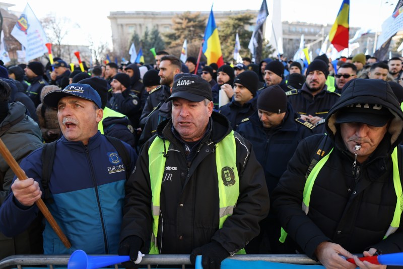 Guvernul a revizuit Ordonanța respectivă după protestele polițiștilor: Aceștia vor fi compensați pentru activitatea desfășurată în zilele libere și sărbătorile legale