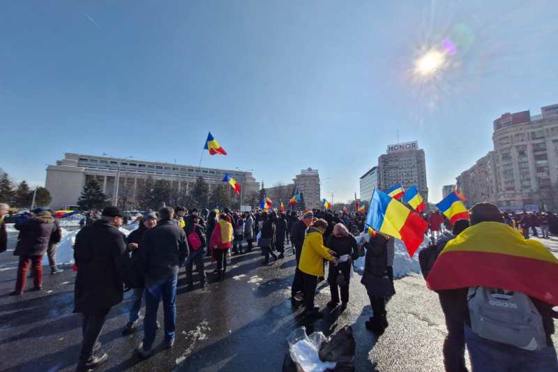 LIVE: Manifestație de susținere a lui Călin Georgescu în fața Guvernului. Participanții protestează împotriva Curții Constituționale și a partidelor PSD și PNL. Se strâng semnături pentru o nouă candidatură.