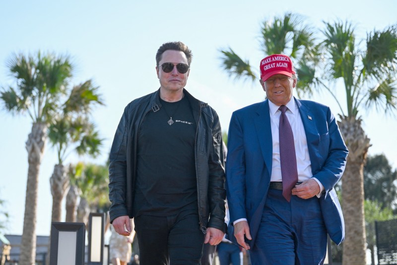 Trump îl îndeamnă pe Musk să intensifice reducerea guvernului federal