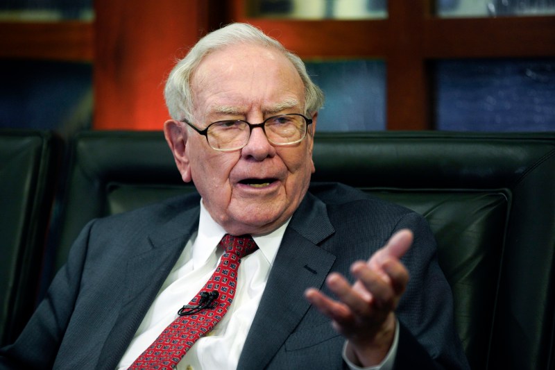 Warren Buffett își majorează rezervele de numerar și vinde acțiuni, fără a oferi explicații în scrisoarea sa anuală adresată investitorilor