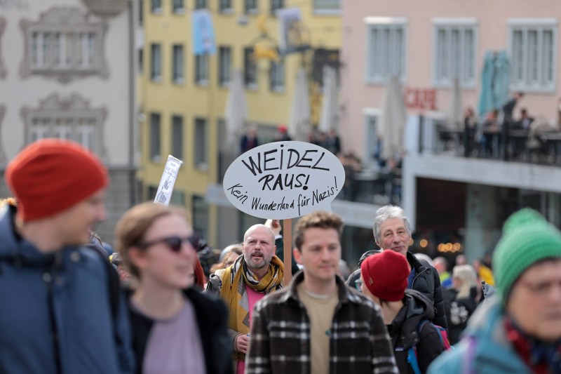 „Weidel, afară!”. Proteste cu sute de participanți împotriva candidatei AfD la funcția de cancelar, la reședința ei din Elveția. Poliția a efectuat arestări.