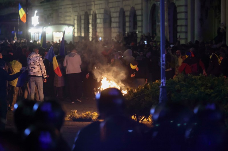 Autoritățile de Poliție din București au deschis un dosar pentru distrugere după ce un vehicul al unui post de televiziune a fost răsturnat de manifestanți.