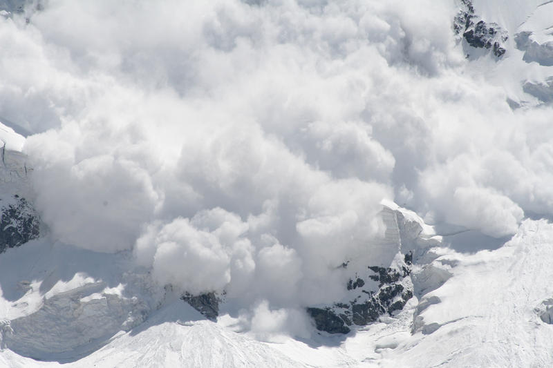 Avertizări pentru turiști în Munții Bucegi: risc crescut de avalanșe