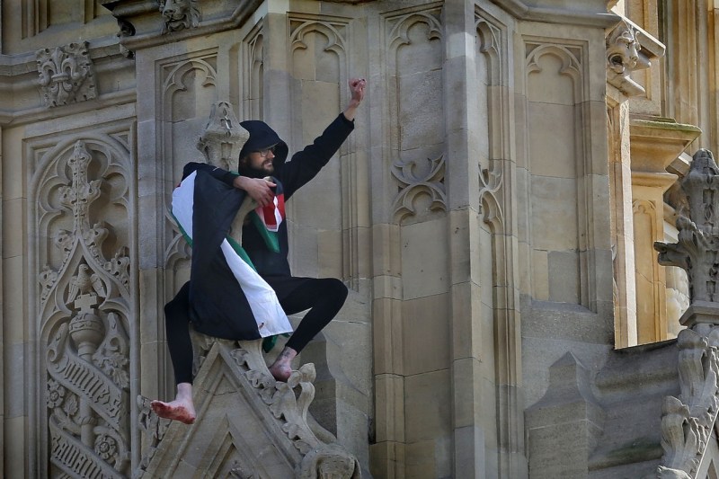 Bărbat reținut după ce a escaladat turnul Big Ben din Londra având un steag palestinian. A coborât după 16 ore