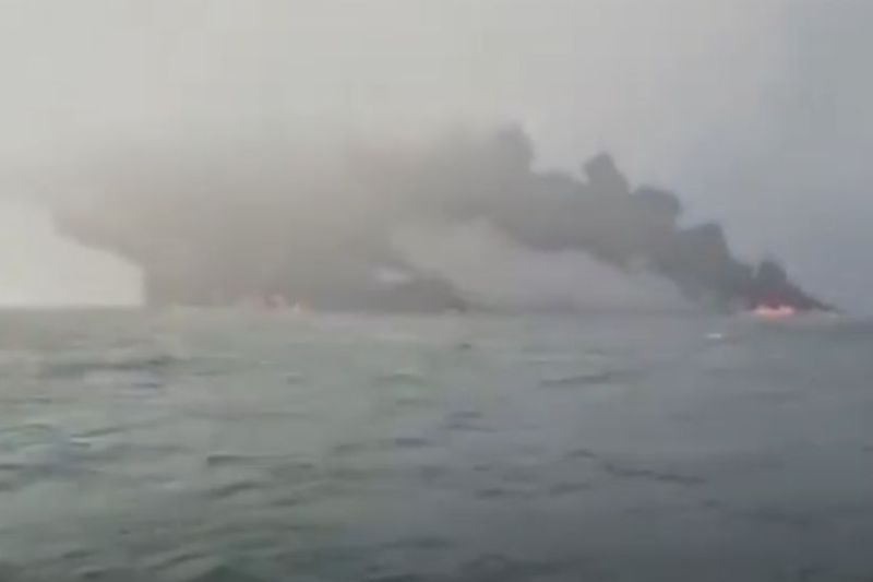 Coliziune între un petrolier și o navă de marfă în Marea Nordului. Imagini cu vasele în flăcări VIDEO