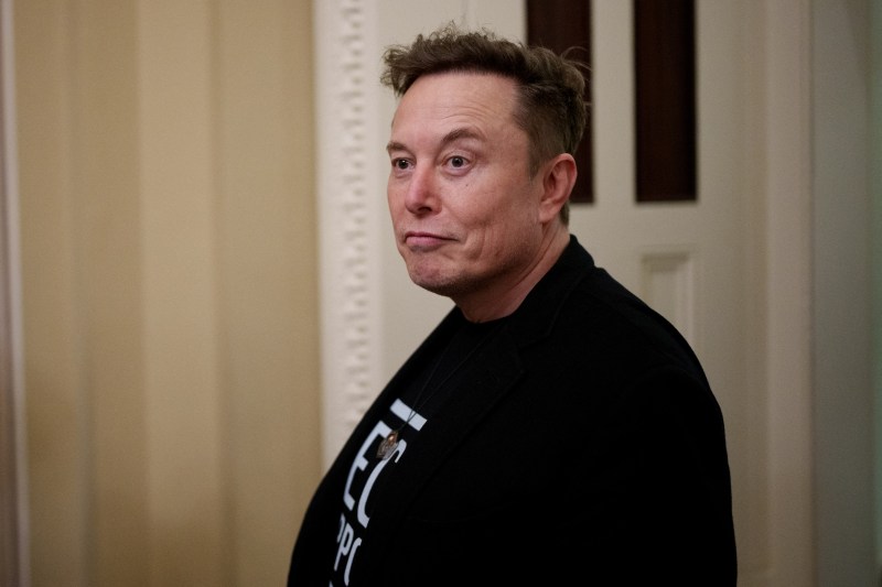 Confruntare intensă la Casa Albă între secretarii de stat și Elon Musk, cu Trump observând situația ca un spectator la un meci de tenis