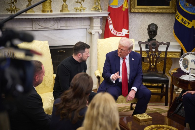 Discuții confidențiale între apropiații lui Trump și opozanții lui Zelenski, conform Politico