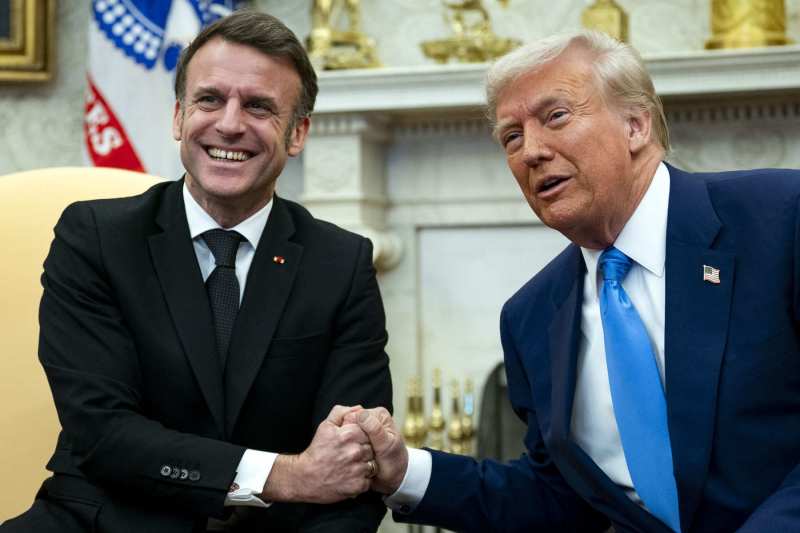 Emmanuel Macron analizează o vizită în Washington alături de Volodimir Zelenski și Keir Starmer