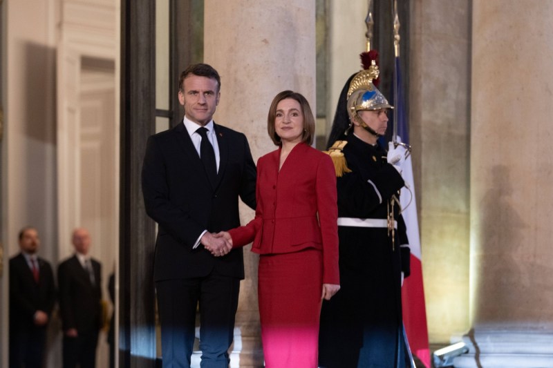 Emmanuel Macron denunță „eforturile tot mai vizibile ale Rusiei de destabilizare” a Republicii Moldova. Acord semnat cu Maia Sandu la Paris