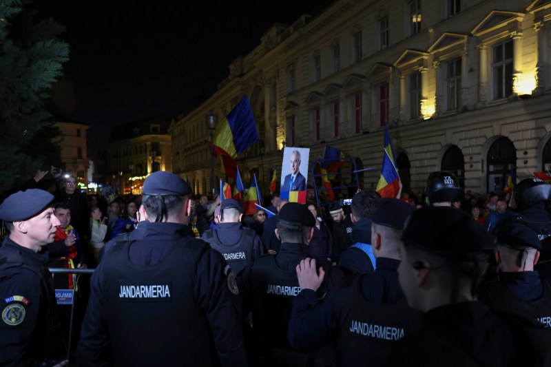 Imagini virale pe TikTok cu jandarmi implicându-se în incidente la metrou. Jandarmeria: Clipul este din urmă cu cinci ani / Apel adresat presei pentru a furniza imagini cu protestatarii de duminică seară