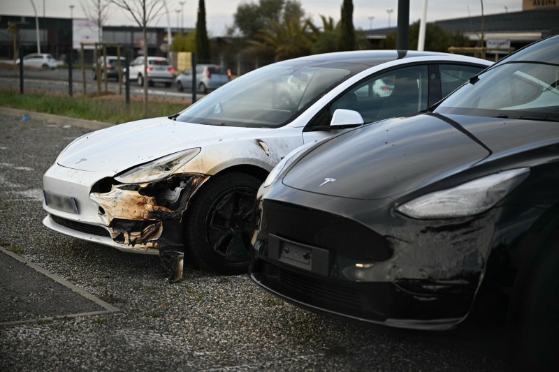 Incendiu intenționat la douăsprezece vehicule Tesla în Franța