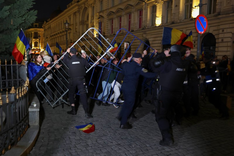 Incidente violente în fața sediului Biroului Electoral Central. Un jandarm a fost transportat la spital