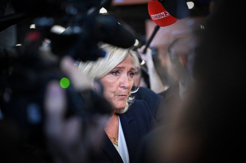 Marine Le Pen critică sever decizia lui Trump de a suspenda ajutorul militar pentru Ucraina: O brutalitate inacceptabilă și o mare cruzime pentru soldații ucraineni.