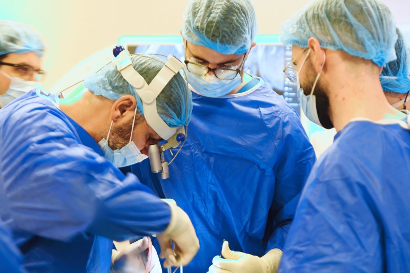 „Orice mișcare bruscă sau cădere îmi putea amenința viața.“ Povestea unei paciente salvate de o echipă de neurochirurgi de la Spitalul MedLife Humanitas printr-o abordare inovatoare