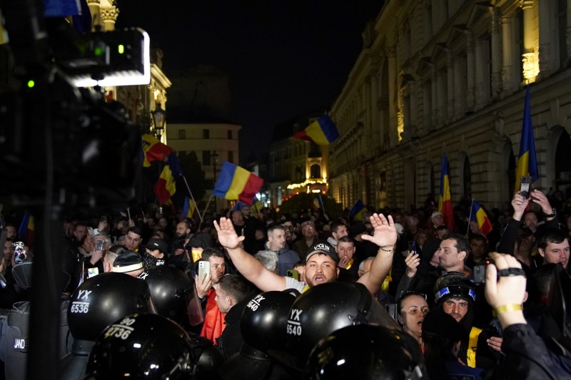 Proteste intense în centrul Capitalei, după ce BEC a respins candidatura lui Călin Georgescu / Detalii despre evenimente: petarde, incendii și o mașină a Digi 24 răsturnată de protestatari – VIDEO