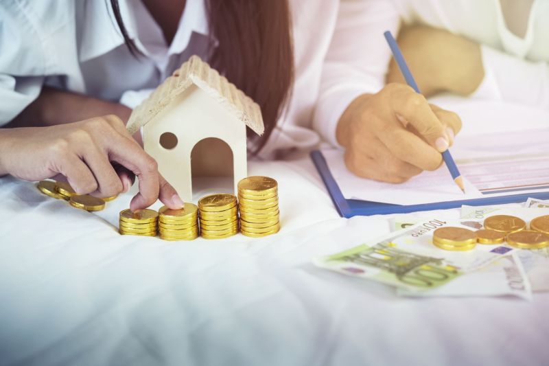 Studenții și tinerii familiști pot solicita chirii de maximum 500 de euro/lună cu credite garantate de stat. Modificări la StudentInvest și FamilyStart