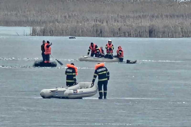 Trei pescari salvați dintr-un lac de acumulare din Botoșani, după ce gheața s-a rupt sub greutatea lor.