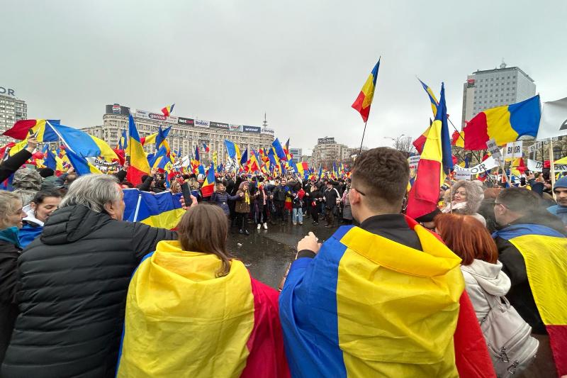 VIDEO: Horă organizată în Piața Victoriei. Călin Georgescu, Cristela și Anca Alexandrescu, la microfon