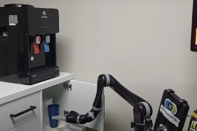 VIDEO Progrese remarcabile în interfaţa creier-computer: Un bărbat paralizat a reuşit să controleze un braţ robotic doar prin imagini mentale ale mişcărilor