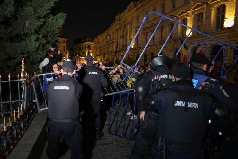 VIDEO: Protestatari sparg pavele pentru a le folosi împotriva jandarmilor în zona BEC