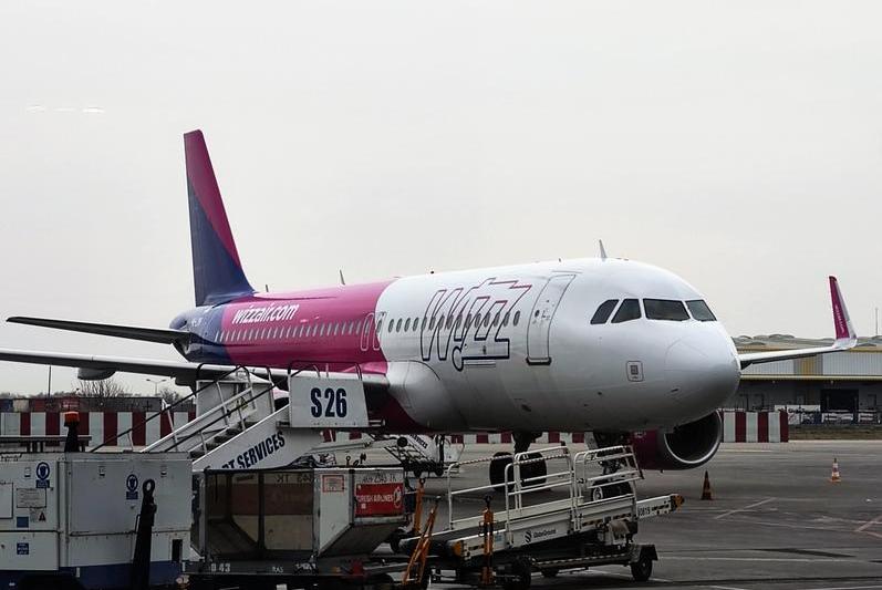 Wizz Air interzice plățile în numerar, acceptând doar plăți cu cardul de luna viitoare