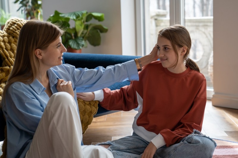 Cum să te conectezi eficient cu un adolescent? Psiholog: „Dacă știe că nu-l vei judeca când greșește, va veni să îți împărtășească și aspecte pozitive, dar și provocări”. Sfaturi practice pentru părinții care își doresc o relație autentică