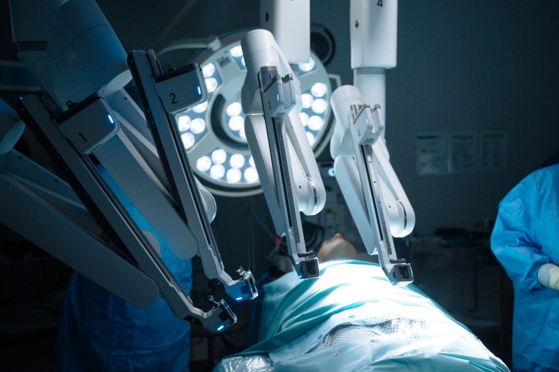 Inovația în domeniul sănătății: cum tehnologia și medicii competenți transformă intervențiile chirurgicale în spitalele MedLife