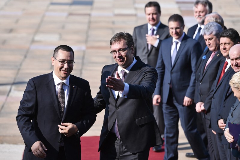 Legătura dintre Victor Ponta și președintele Serbiei, Aleksandar Vucic, care i-a oferit cetățenia sârbească și l-a avut ca consilier