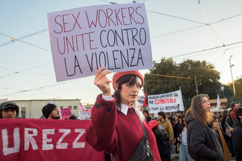 Lucrătoarele sexuale din Italia primesc un cod de afaceri, marcând un pas către economie reglementată