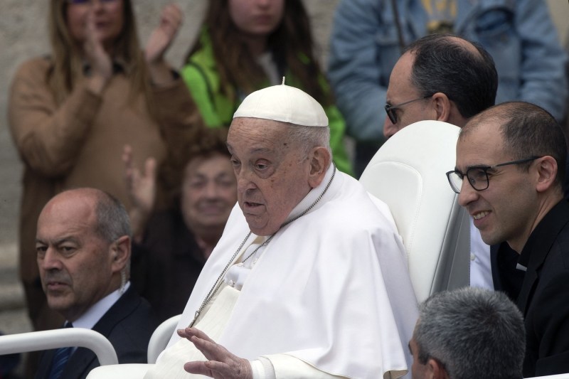Papa Francisc s-a alăturat mulțimii la Vatican de Paște, în ciuda recomandărilor medicale