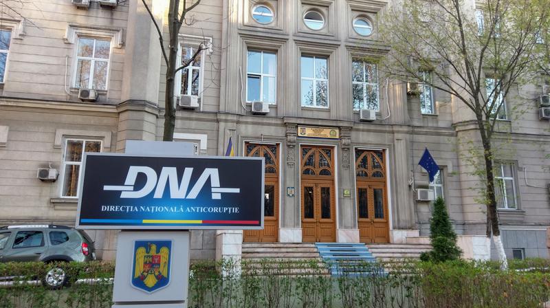 Patru medici, inclusiv directorul Institutului de Boli Cardiovasculare din Iași, sub anchetă penală pentru luare de mită