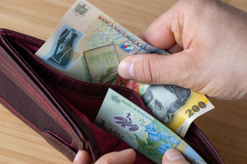 Propunerile candidaților pentru soluționarea crizei economice severe: Unul acceptă reducerea salariului propriu, altul sugerează diminuarea bugetului pentru armament.