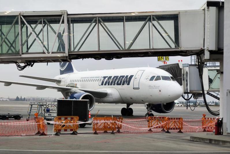 TAROM a anunțat decolarea unei aeronave cu 150 de pasageri din Madrid, după utilizarea generatoarelor de urgență pentru deschiderea ușilor / Zeci de zboruri anulate sau întârziate semnificativ