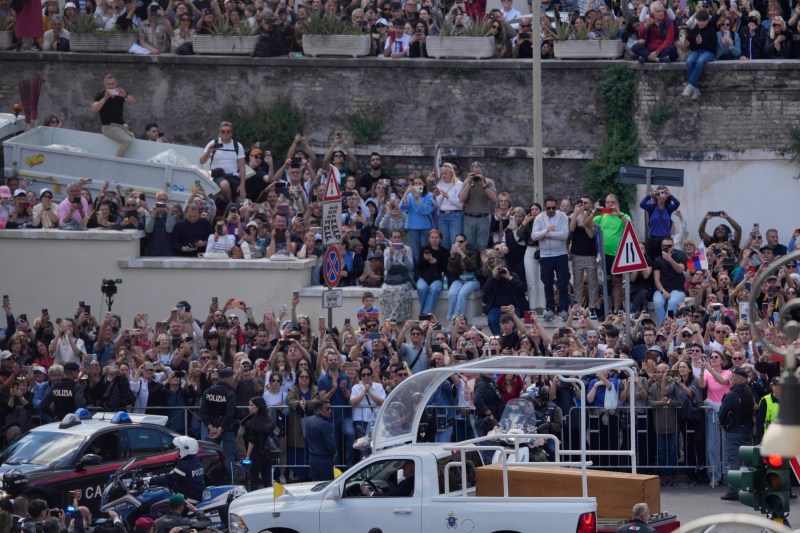 VIDEO Ultimul drum al Papei Francisc. Transportat cu papamobilul către Biserica Maria Maggiore, în aplauzele enoriașilor
