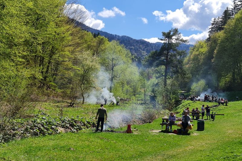 1 Mai și oscilațiile vremii în România – De la zăpadă abundentă la temperaturi caniculare