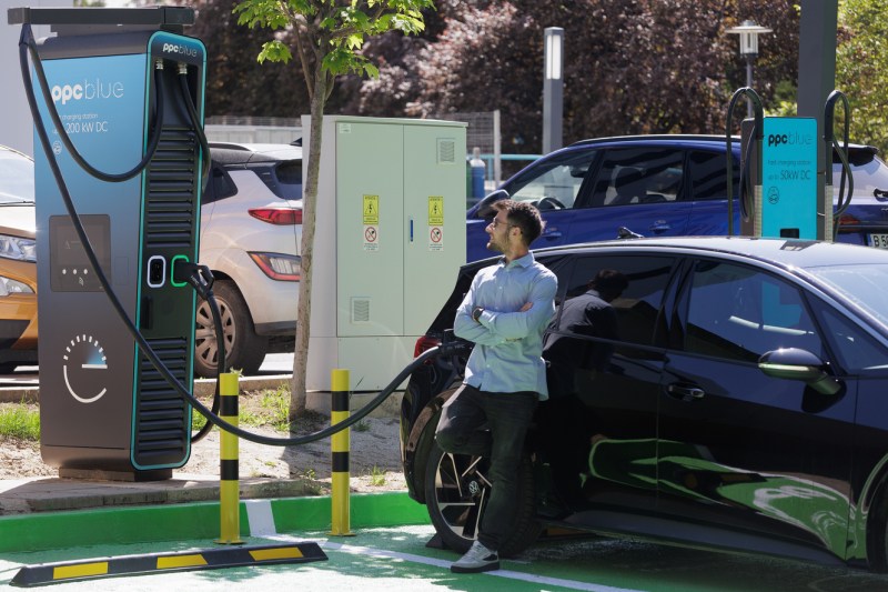 16 stații de încărcare pentru vehicule electrice în campusul Universității Politehnica București