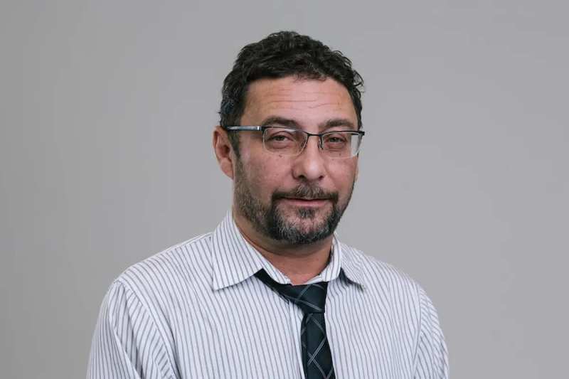 „A ajuns în SUA sortând cutii cu ciorapi la o bandă transportoare, similar cu celebrul film cu Chaplin, și a ajuns să predea la facultate”. Am întâlnit un om deosebit: Alin Fumurescu