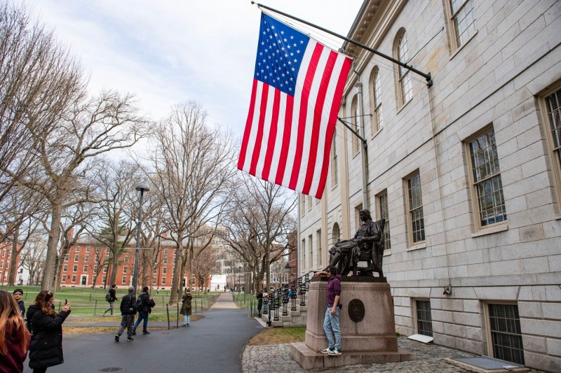 Administrația Trump a interzis Universității Harvard să înscrie studenți internaționali: Implicațiile pentru cei deja înscriși
