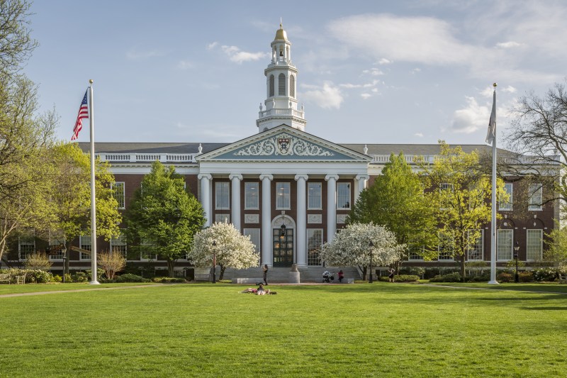 Administrația Trump continuă disputa cu Universitatea Harvard, blocând 450 de milioane de dolari în granturi.