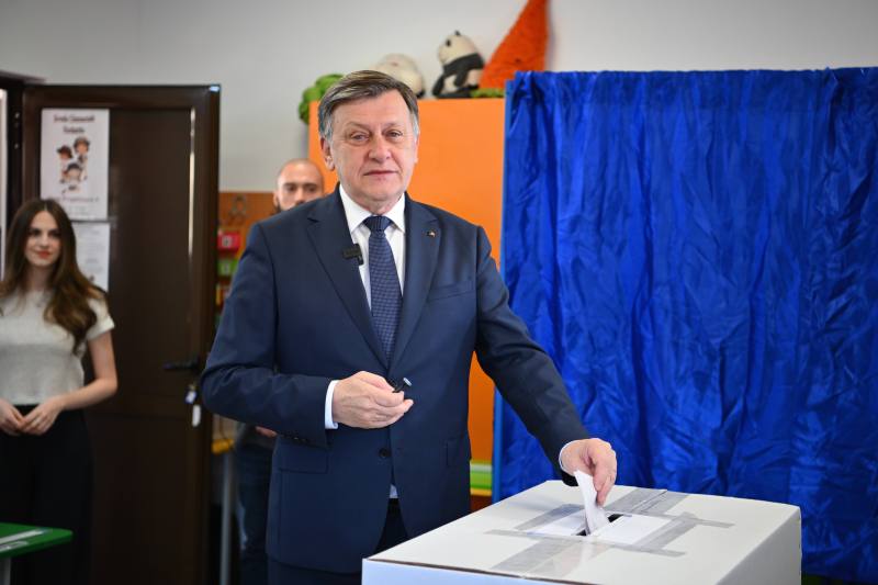 Alegeri prezidențiale 2025. Exit poll-urile nu vor include voturile diasporei, iar liderii PSD își exprimă îngrijorarea pentru Crin Antonescu / „Ponta a luat mulți dintre votanții noștri, iar maghiarii nu au fost prezenți la vot” / Ce așteptări au aceștia.