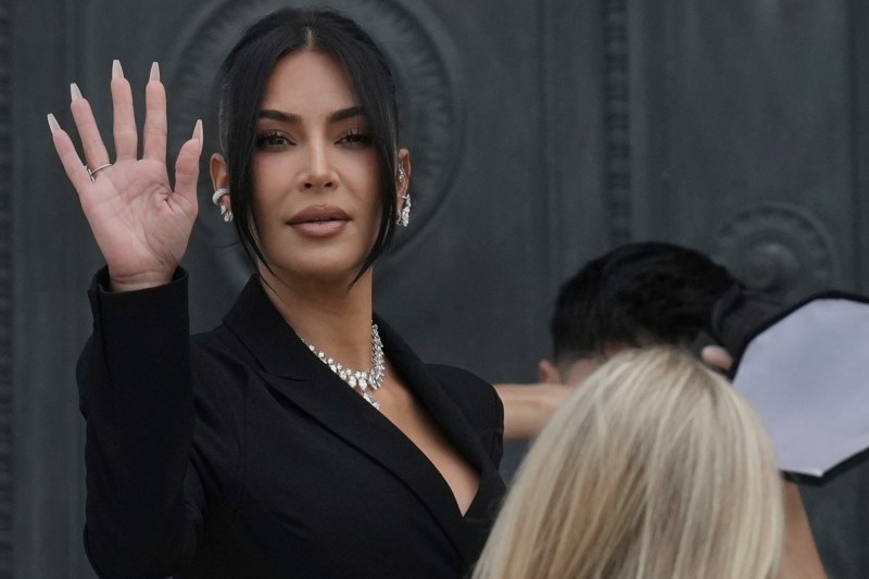 „Am crezut că o să mor”. Kim Kardashian, emoționată la tribunal în legătură cu jaful de bijuterii de 10 milioane de euro
