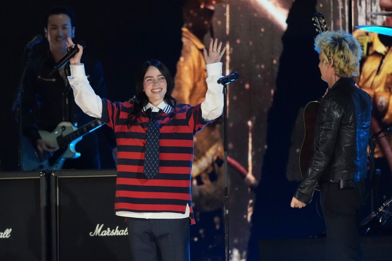 American Music Awards: Billie Eilish a câștigat toate cele șapte premii la care a fost nominalizată, inclusiv marele premiu – VIDEO