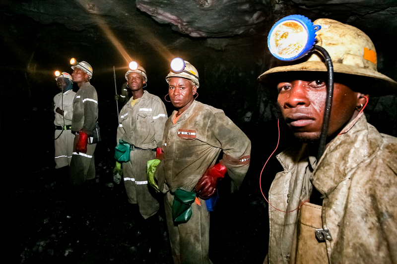 Aproape 300 de minerii blocați într-o mină de aur din Africa de Sud, la peste 3 km adâncime