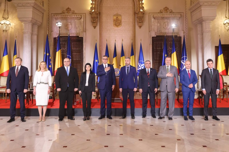 Asistăm la un moment crucial, în care liderii politici ai partidelor tradiționale trebuie să facă pasul înapoi