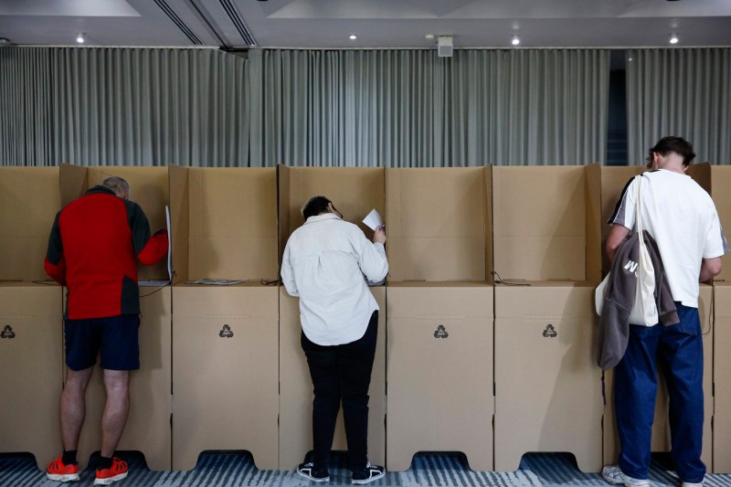 Au început alegerile în Australia, unde votul este obligatoriu. Care este amenda pentru absența de la vot