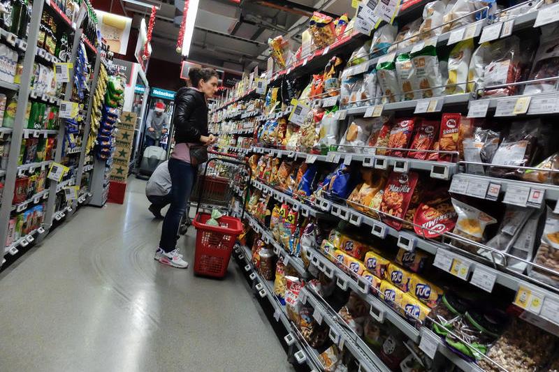 Autoritatea Națională pentru Protecția Consumatorilor a suspendat temporar activitatea a două mari magazine din Capitală / Amenzi totale de peste 250.000 de lei