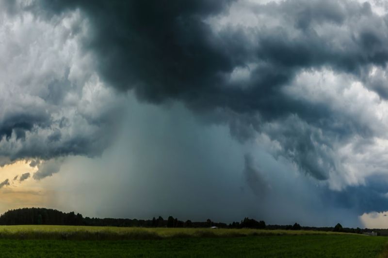 Avertizare Cod Roșu de furtuni în două județe. Meteorologii prezic vijelii cu aspect de tornadă