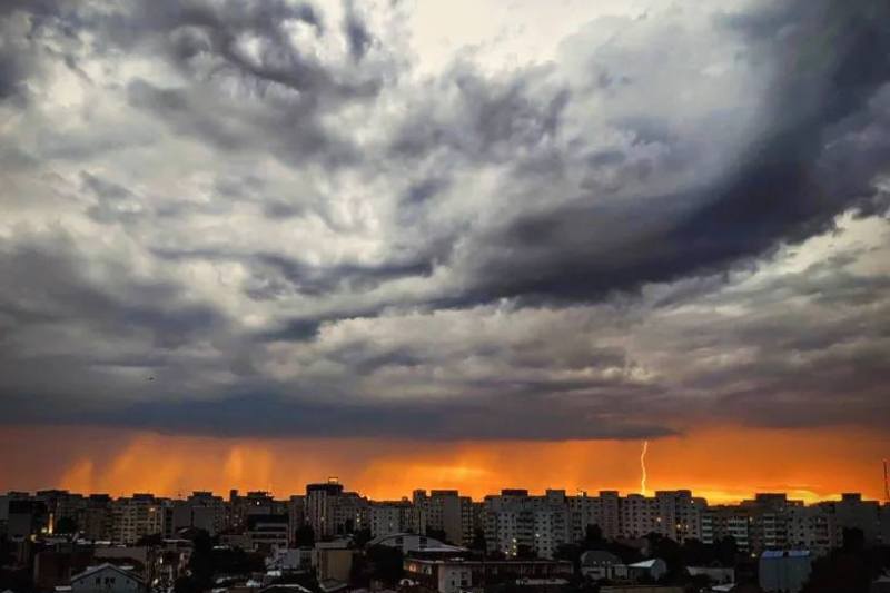 Avertizare de vreme nefavorabilă în București: Temperaturi în scădere, cod galben de precipitații și furtuni