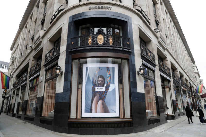 Burberry plănuiește concedierea a 1.700 de angajați la nivel global, iar acțiunile companiei au crescut cu 13%.