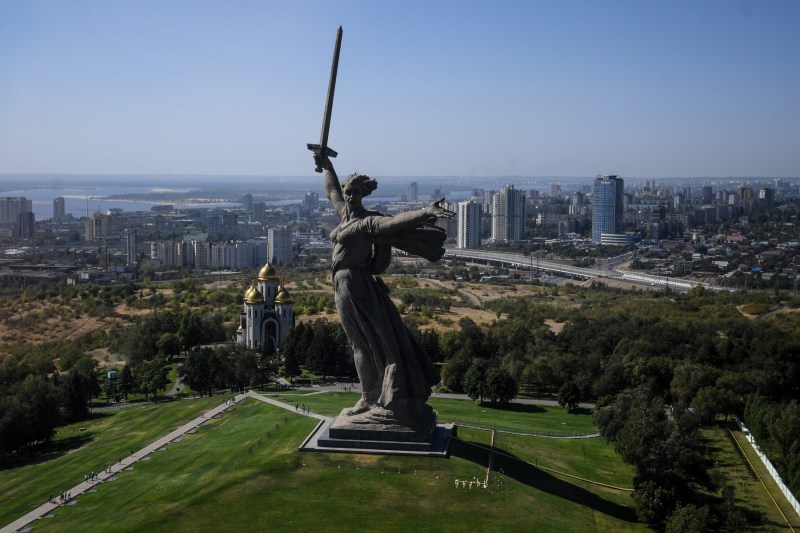 Cancelarul unei universități din Moscova a decedat în capul statuii impozante „Patria Mamă cheamă”